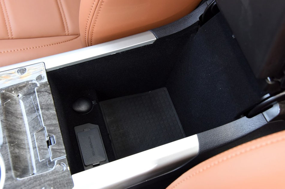 2015款 2.0T 四驱精英型 座椅空间