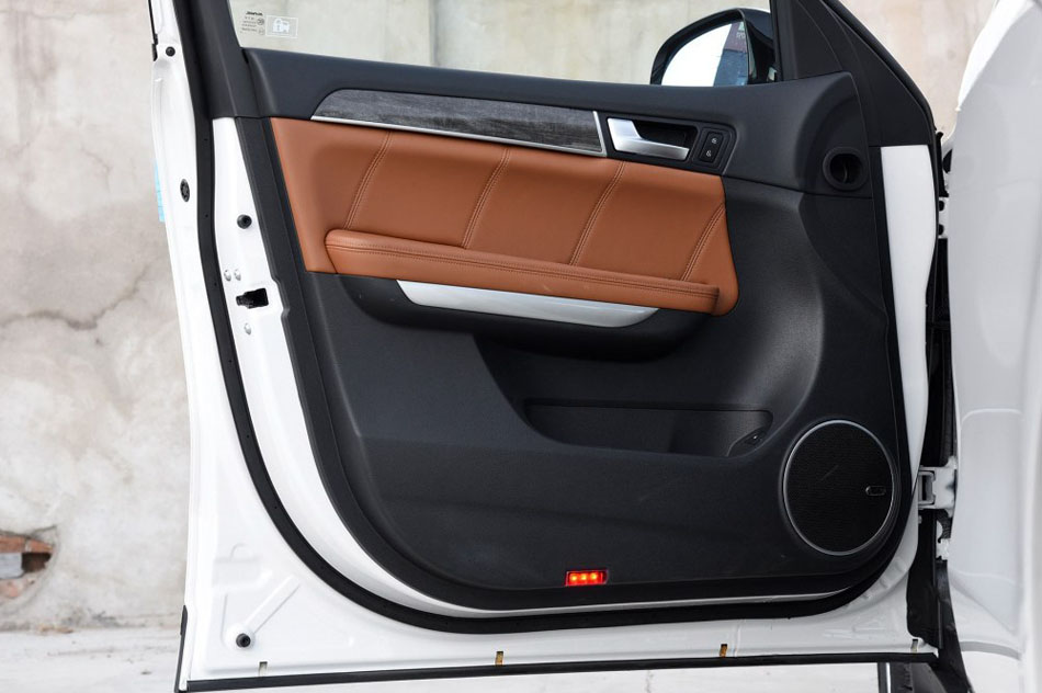 2015款 2.0T 四驱精英型 座椅空间