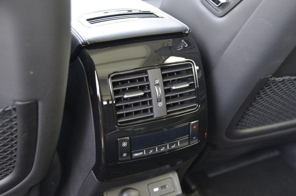 2017款 2.0T 汽油四驱尊享型 座椅空间