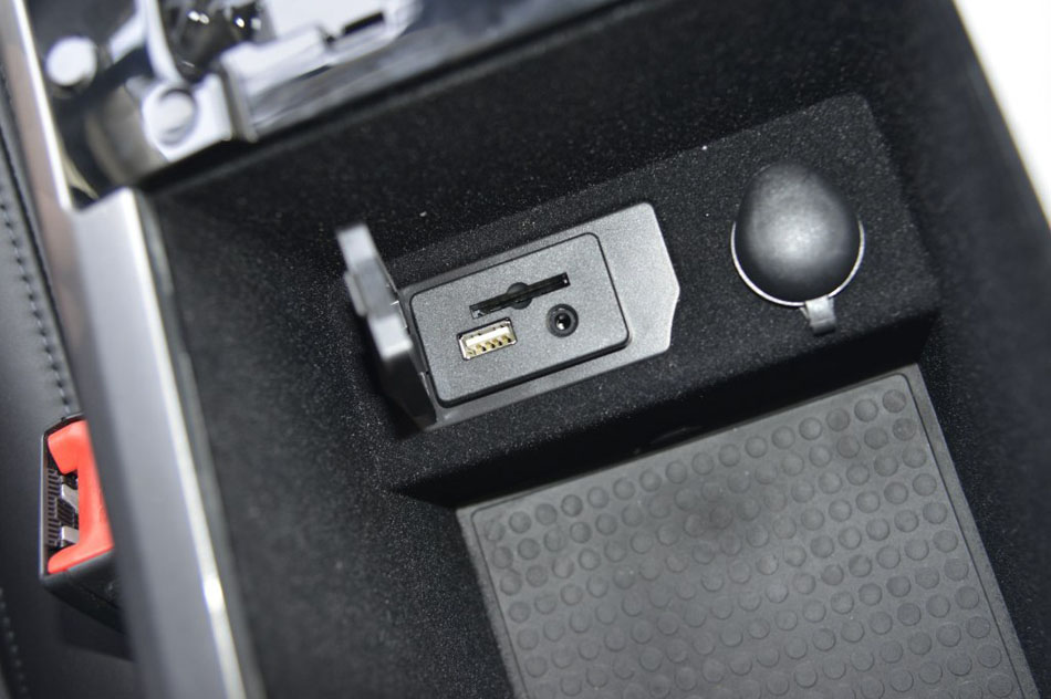 2017款 2.0T 汽油四驱尊享型 座椅空间