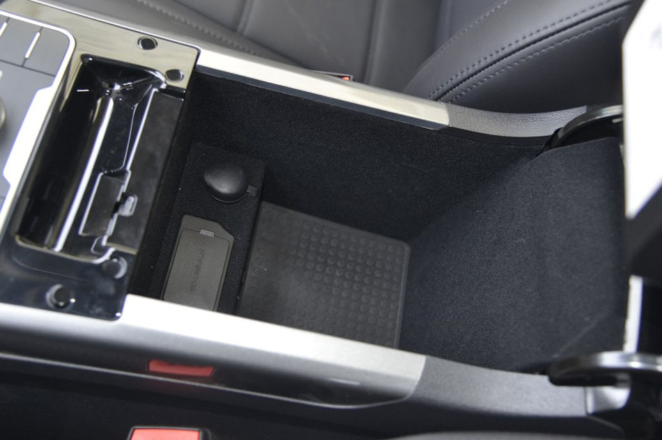 2017款 2.0T 汽油四驱尊享型 座椅空间