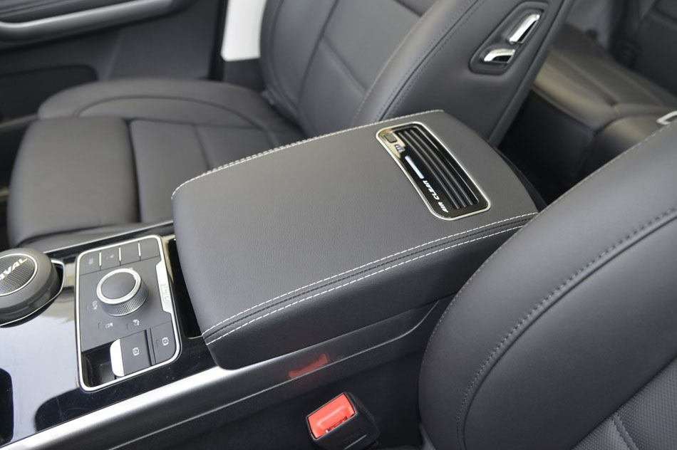 2017款 2.0T 汽油四驱尊享型 座椅空间