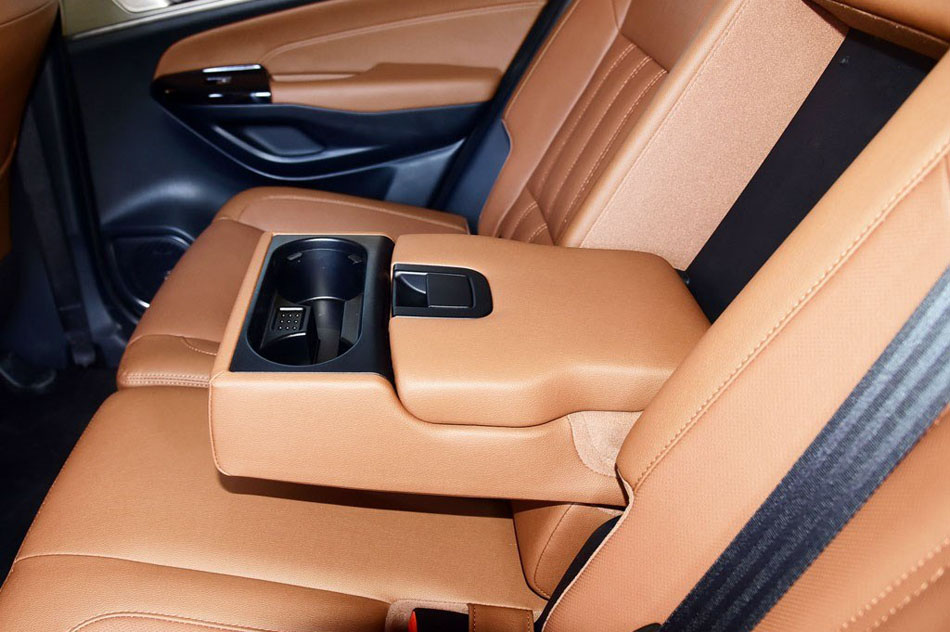 2017款 2.0T 四驱智尊版 座椅空间
