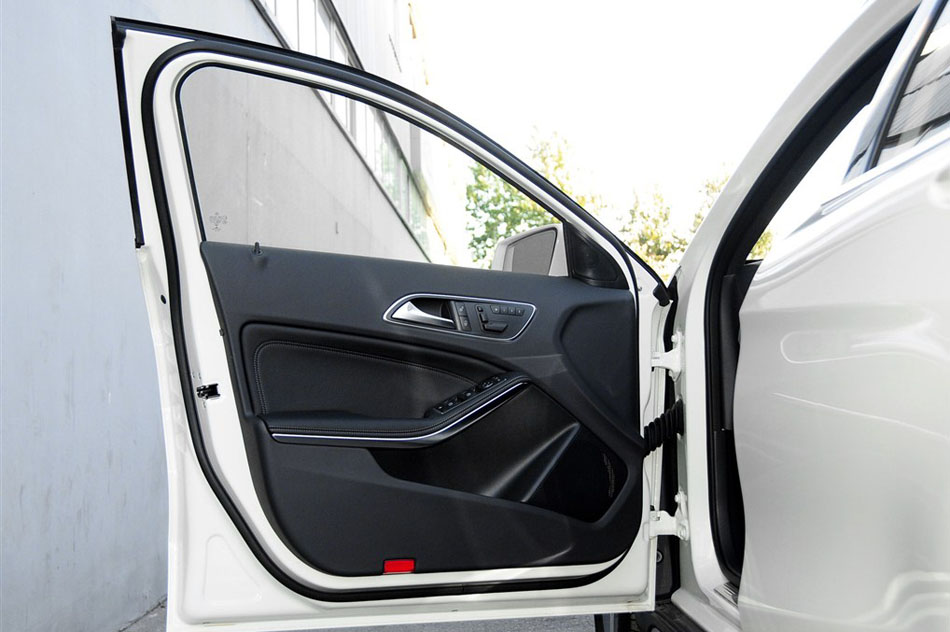 2015款 GLA 260 4MATIC 座椅空间