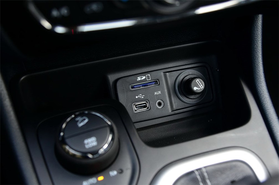 自由光 2014款 2.4L AT 精锐版 内饰