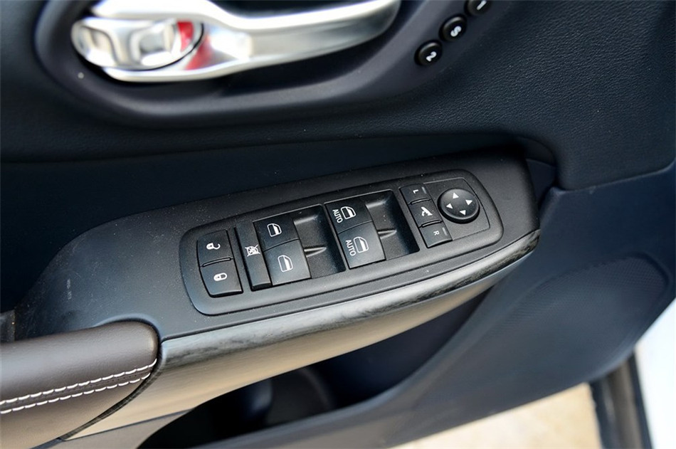 自由光 2014款 2.4L AT 精锐版 座椅空间