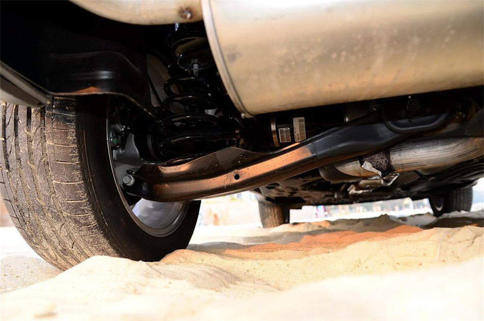 自由光 2014款 2.4L AT 精锐版 引擎底盘