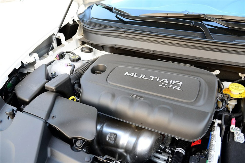 自由光 2014款 2.4L AT 精锐版 引擎底盘