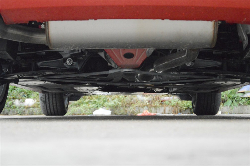 宝马3系GT 2013款 320i 风尚设计套装 引擎底盘