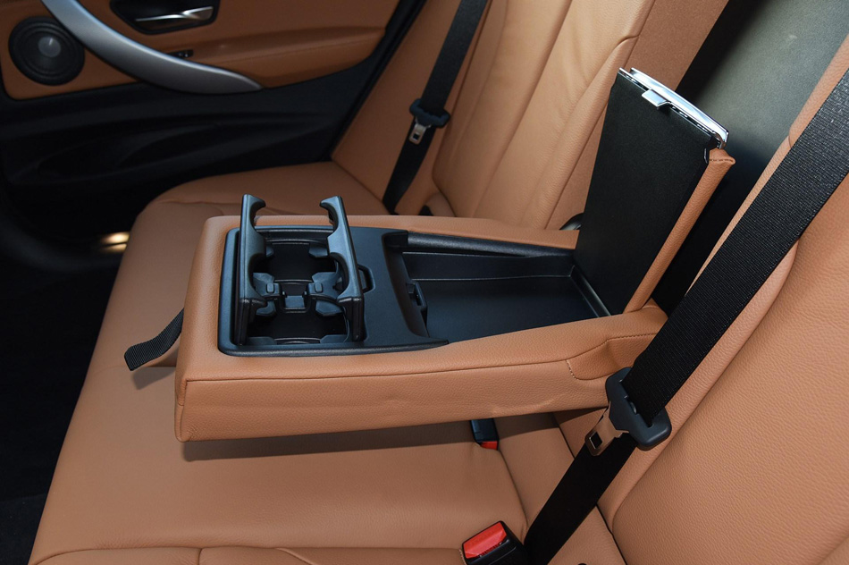 2019款 320i M运动型 座椅空间