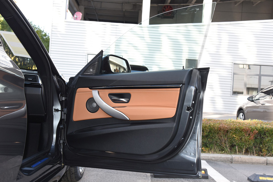 2019款 320i M运动型 座椅空间