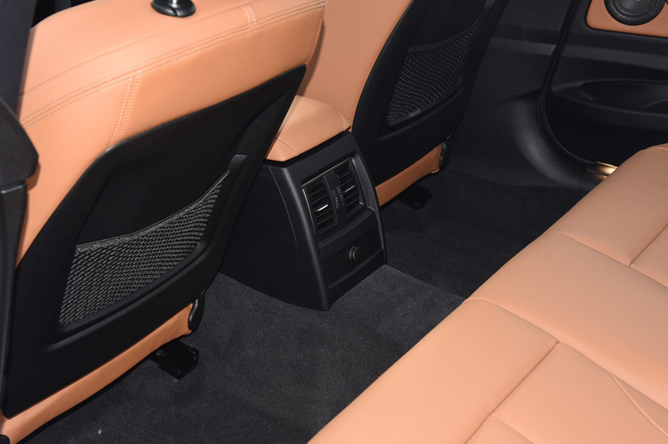 2019款 320i M运动型 座椅空间
