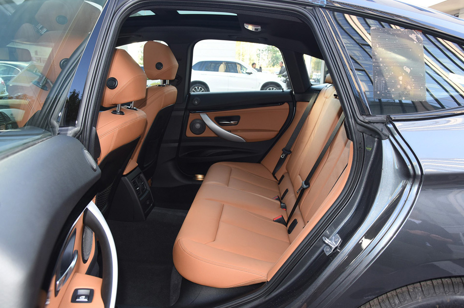 2019款 320i M运动型 座椅空间