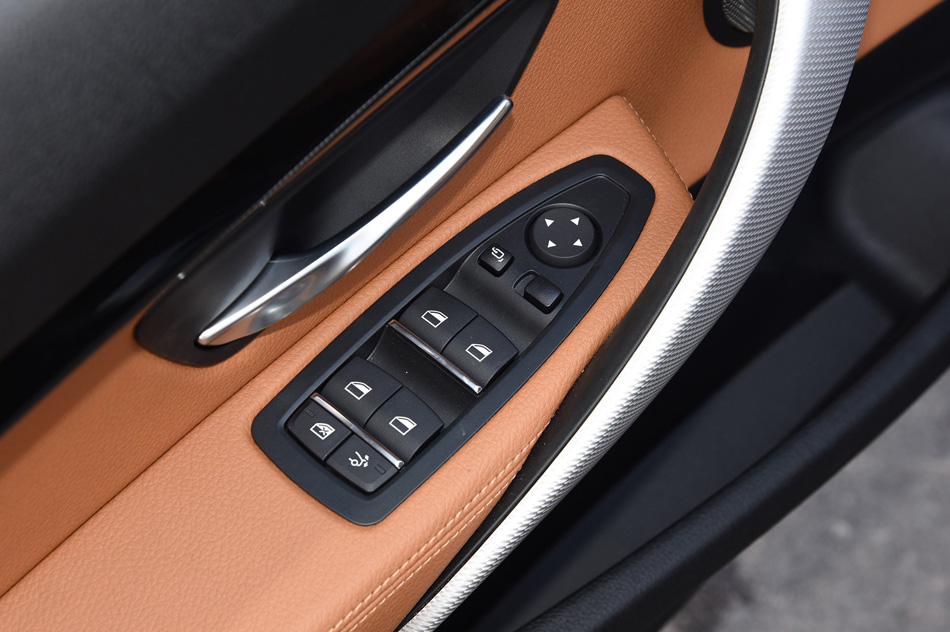 2019款 320i M运动型 座椅空间