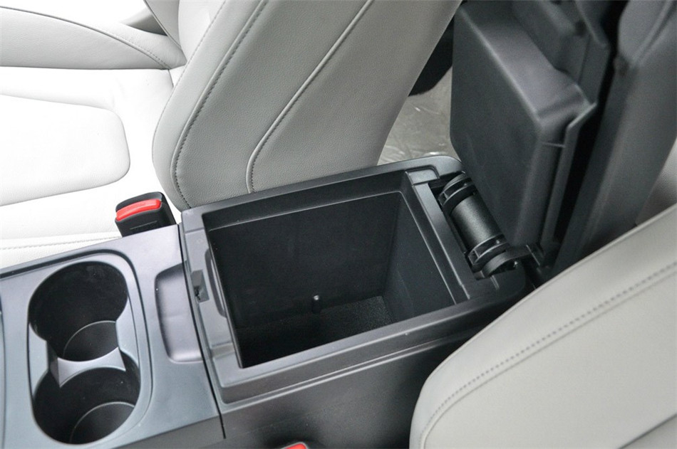 奔腾X80 2013款 基本型 座椅空间