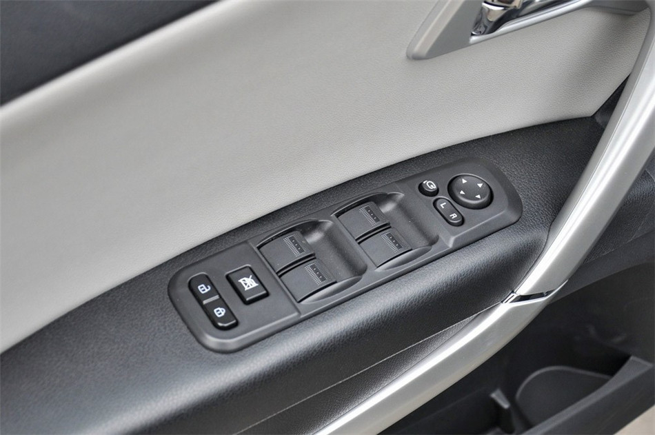 奔腾X80 2013款 基本型 座椅空间