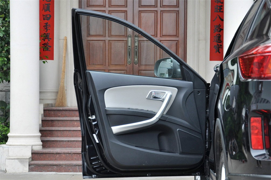 奔腾X80 2013款 基本型 座椅空间