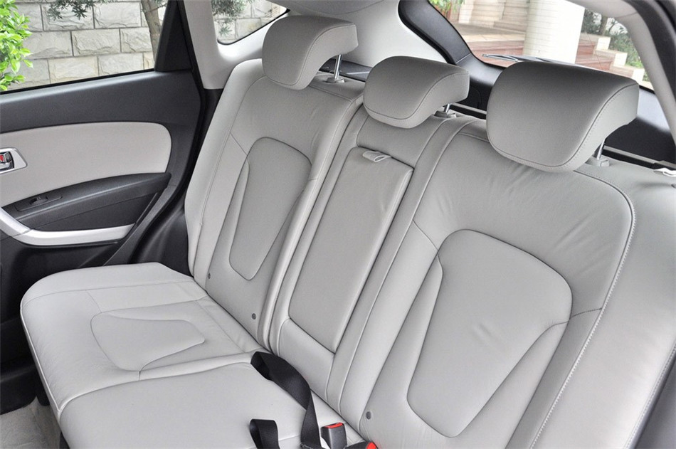 奔腾X80 2013款 基本型 座椅空间
