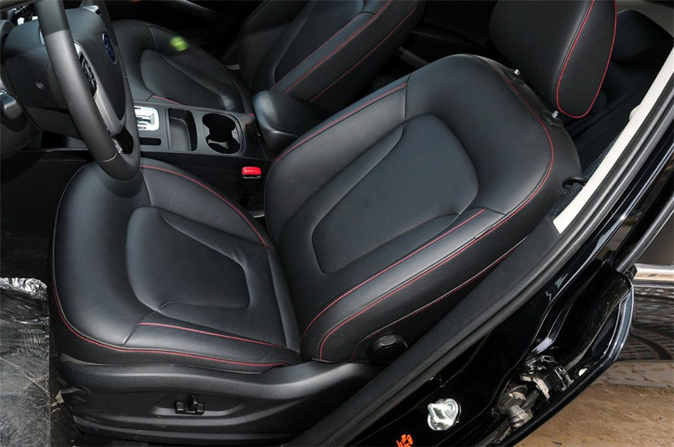 2013款 2.3L AT 旗舰版 座椅空间