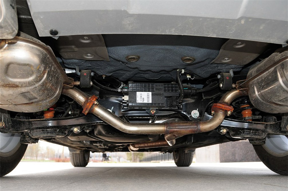 2013款 2.3L AT 旗舰版 引擎底盘