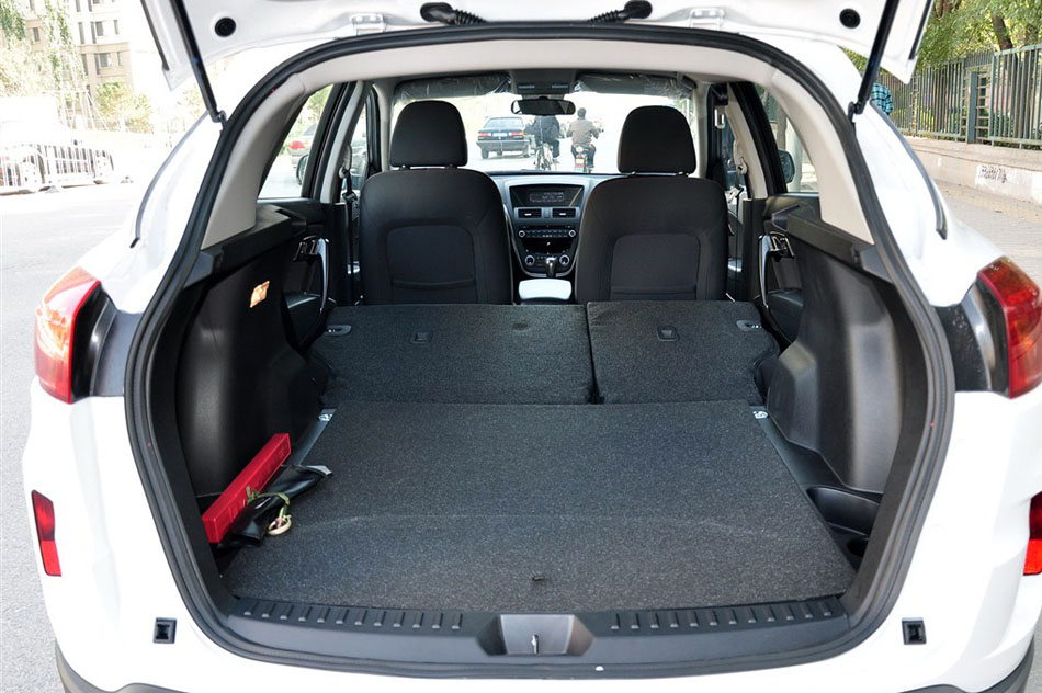 2015款 2.0L 手动基本型 座椅空间