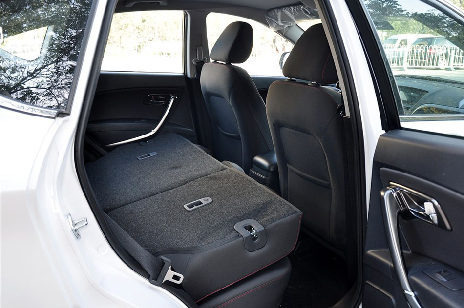 2015款 2.0L 手动基本型 座椅空间
