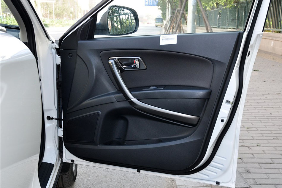 2015款 2.0L 手动基本型 座椅空间