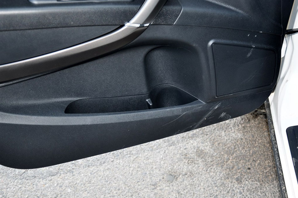 2015款 2.0L 手动基本型 座椅空间