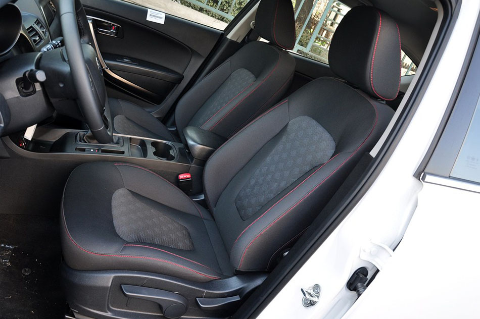 2015款 2.0L 手动基本型 座椅空间