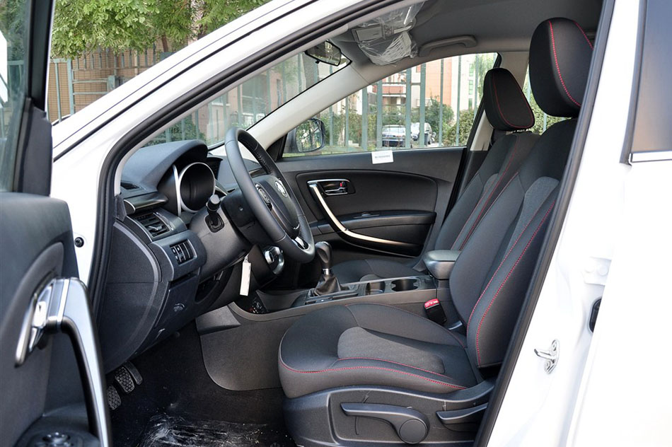 2015款 2.0L 手动基本型 座椅空间