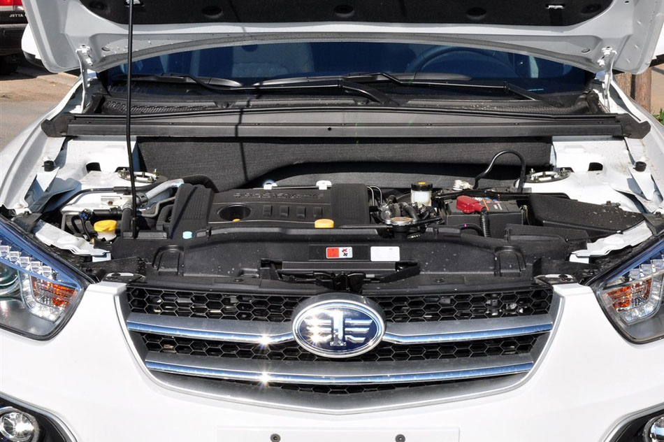 2015款 2.0L 手动基本型 引擎底盘