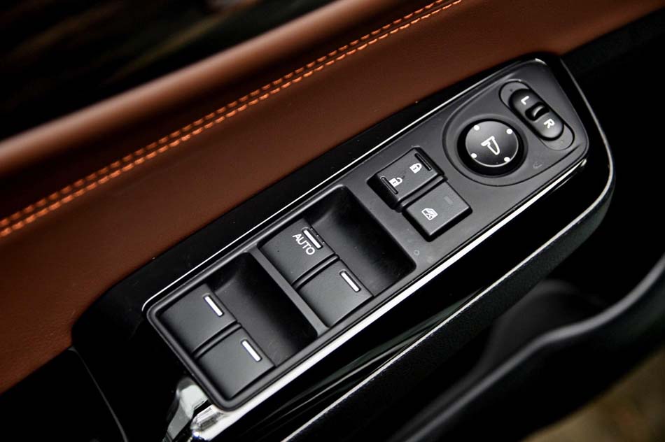 2017款 210TURBO CVT豪华版 5座 座椅空间