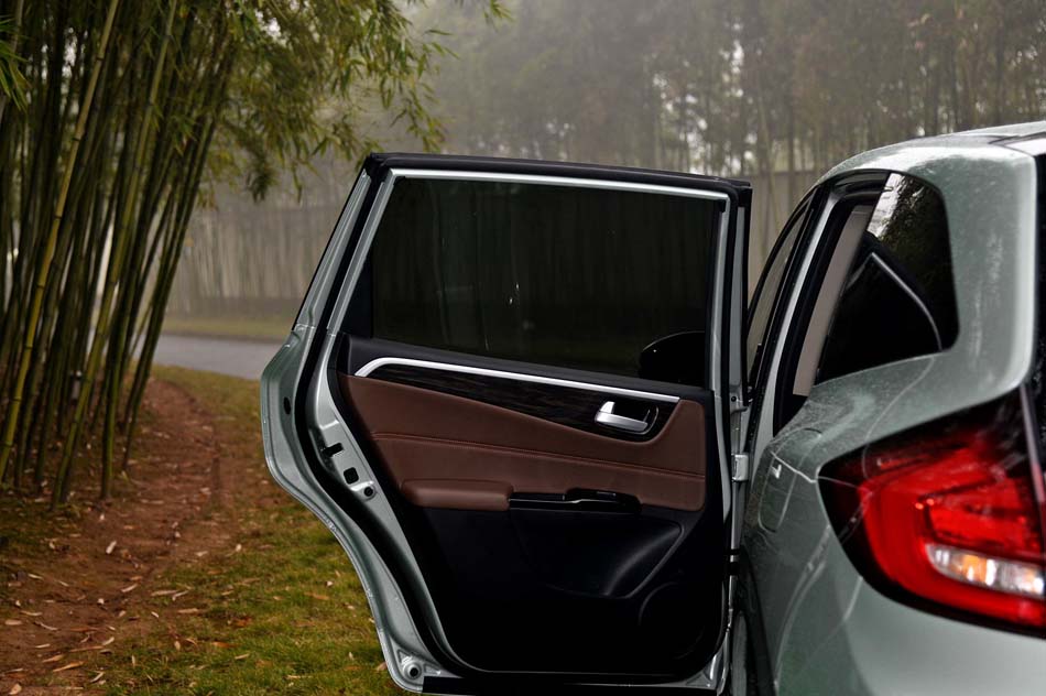 2017款 210TURBO CVT豪华版 5座 座椅空间