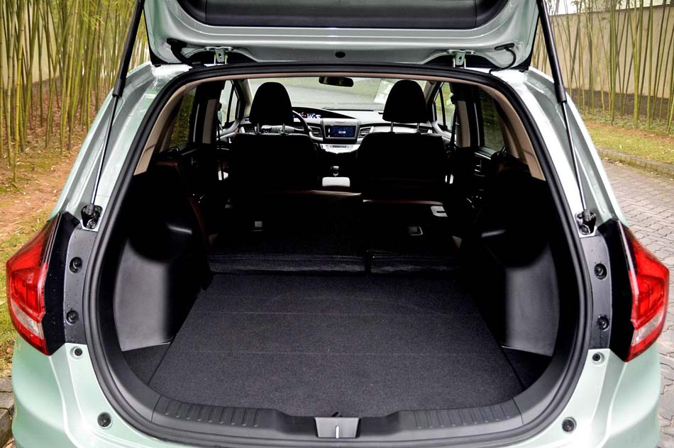 2017款 210TURBO CVT豪华版 5座 座椅空间