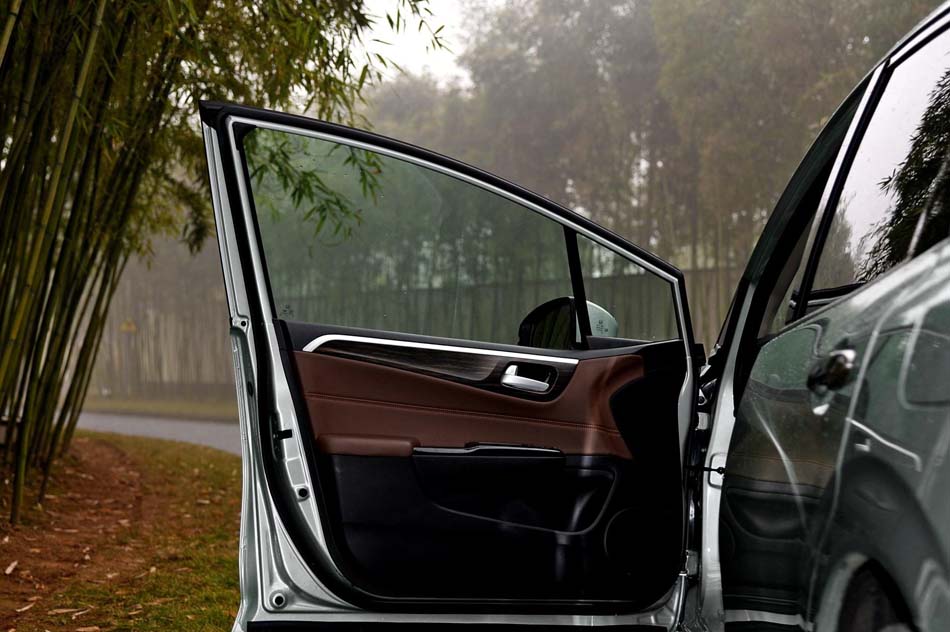 2017款 210TURBO CVT豪华版 5座 座椅空间