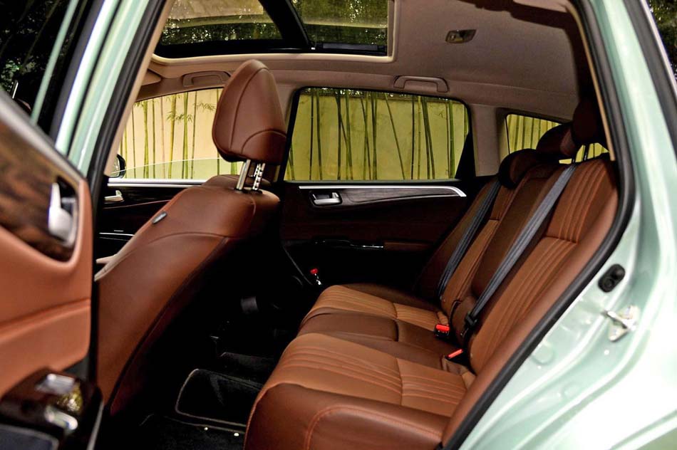 2017款 210TURBO CVT豪华版 5座 座椅空间