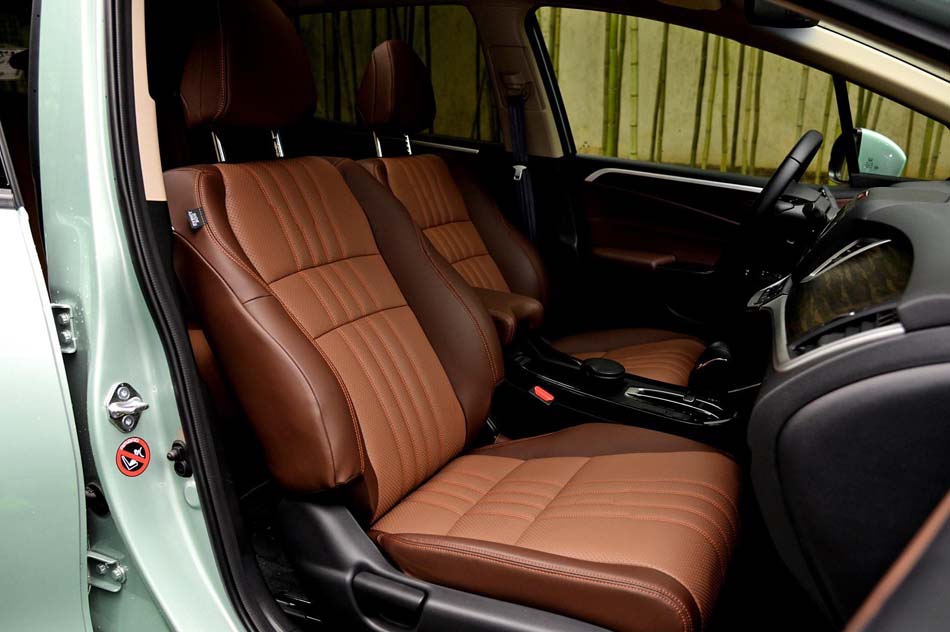 2017款 210TURBO CVT豪华版 5座 座椅空间