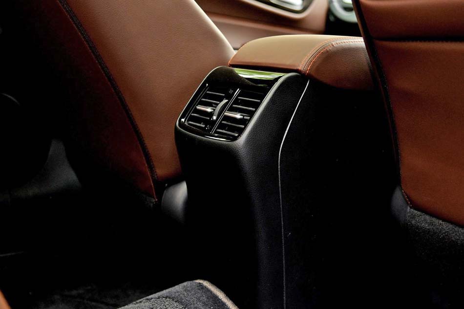 2017款 210TURBO CVT豪华版 5座 座椅空间