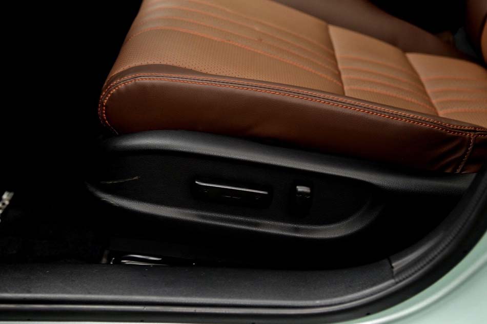 2017款 210TURBO CVT豪华版 5座 座椅空间