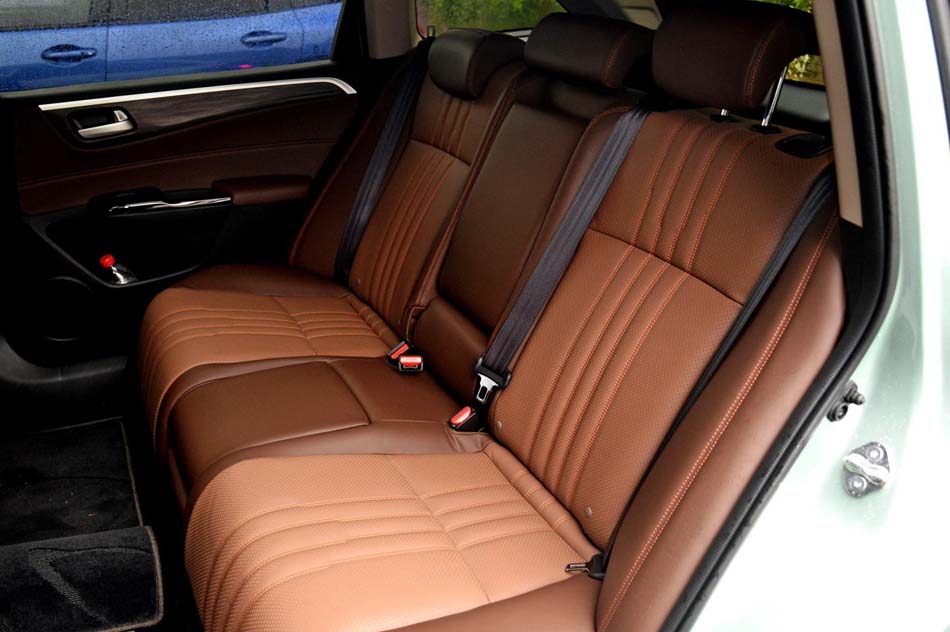 2017款 210TURBO CVT豪华版 5座 座椅空间