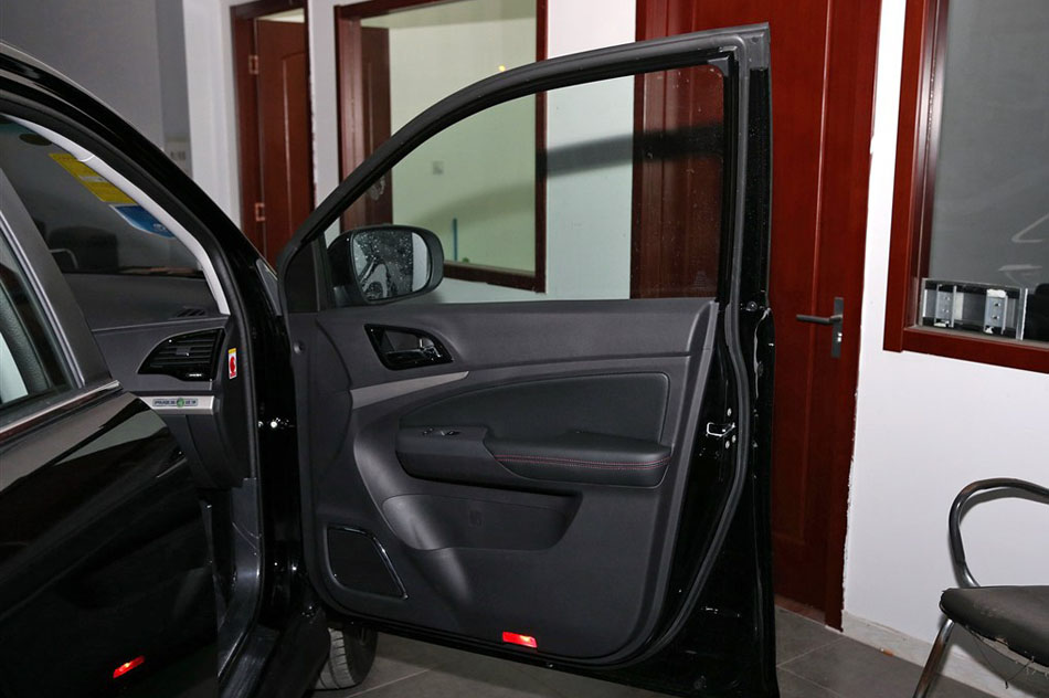 2015款 2.0TID 尊贵型 座椅空间