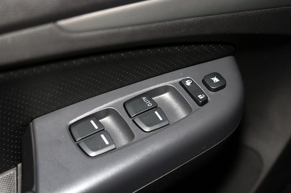 2015款 2.0TID 尊贵型 座椅空间