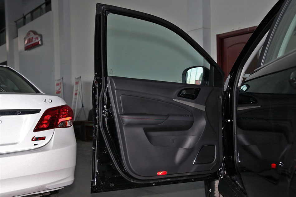 2015款 2.0TID 尊贵型 座椅空间