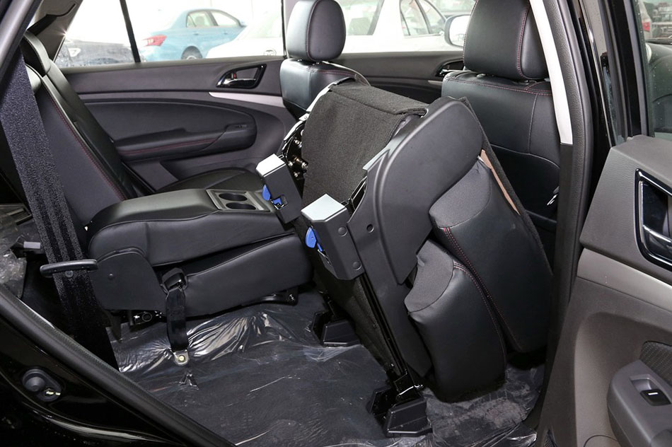 2015款 2.0TID 尊贵型 座椅空间