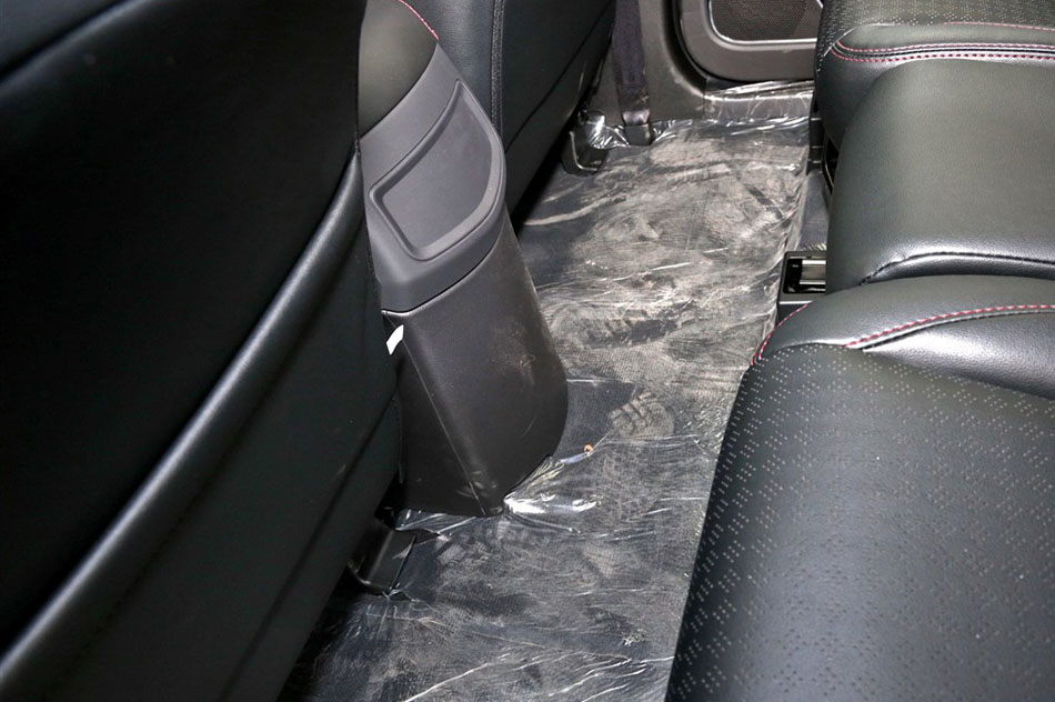 2015款 2.0TID 尊贵型 座椅空间