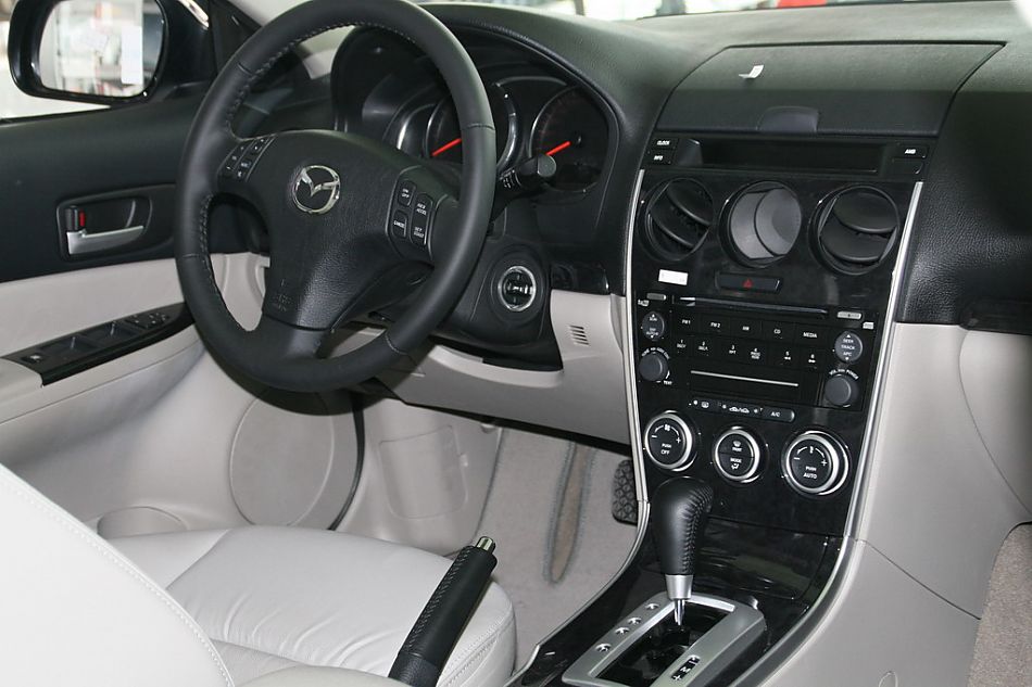 一汽马自达07款马自达6内饰