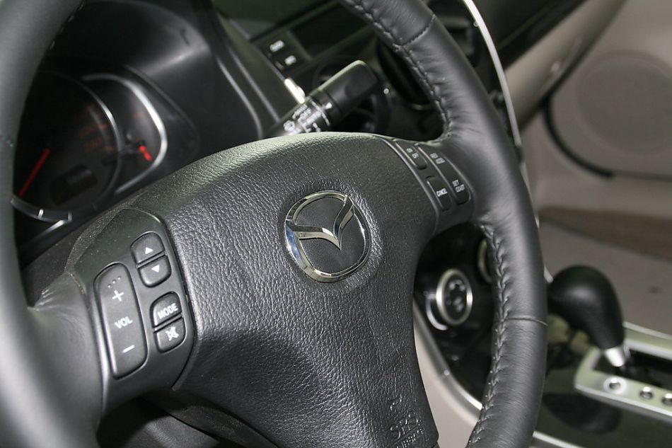 一汽马自达07款马自达6方向盘