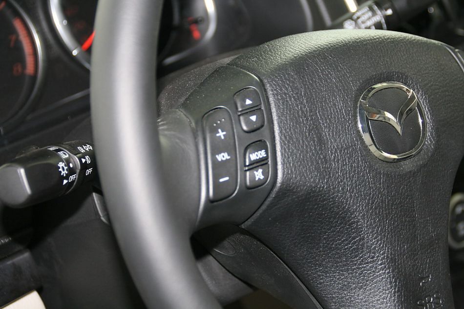 一汽马自达07款马自达6方向盘