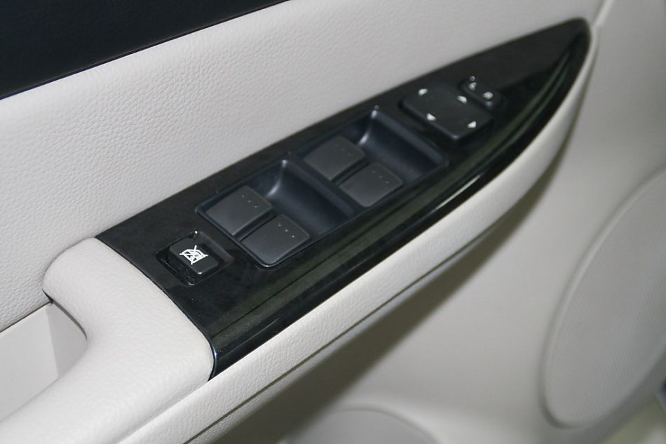 一汽马自达07款马自达6电动车门