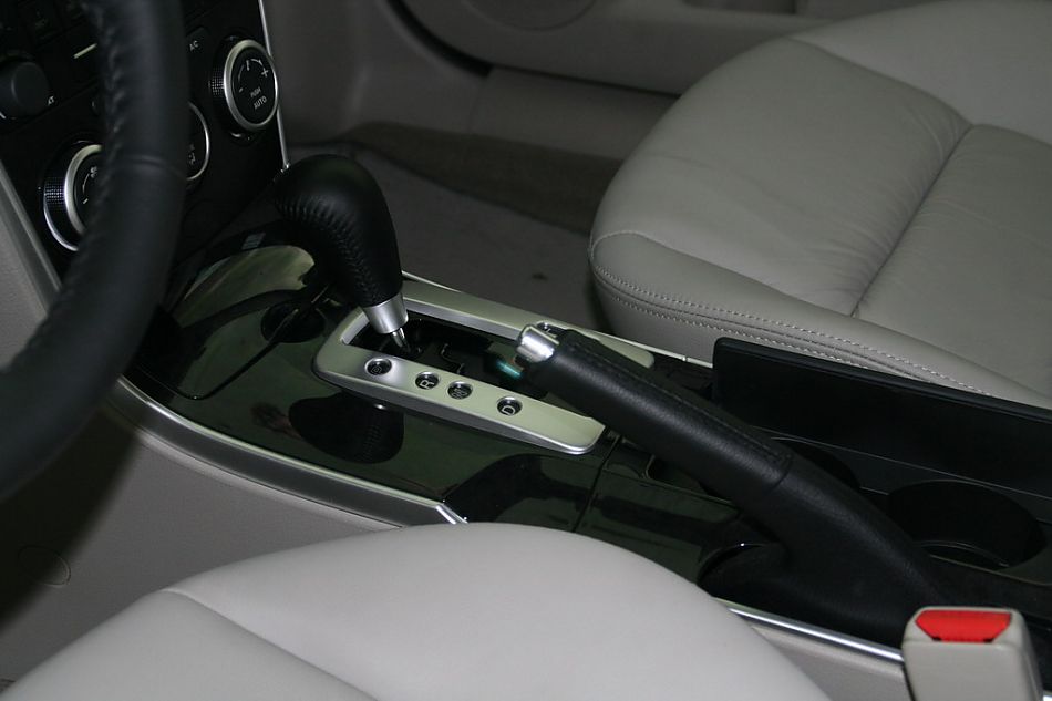 一汽马自达07款马自达6驻车制动器和变速杆